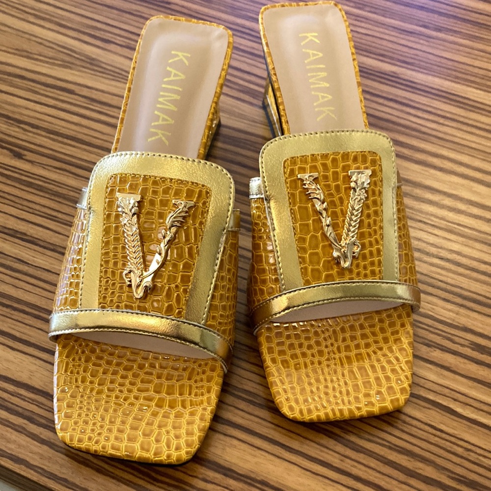 Yellow crocodile and yellow V in gold shoes.